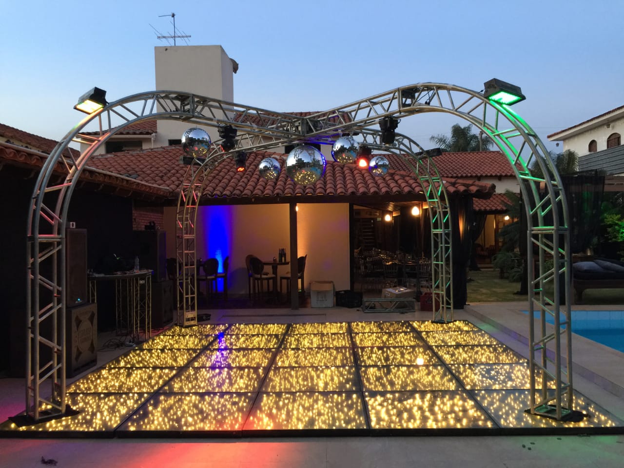 DJ, SONORIZAÇÃO, ILUMINAÇÃO E ESTRUTURA PARA FESTAS E EVENTOS