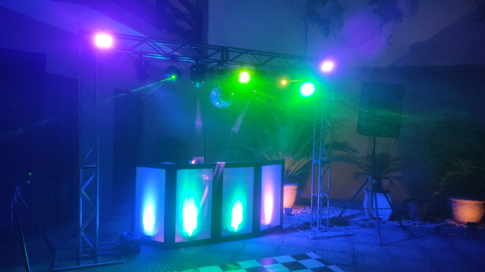 Som, iluminação e telão