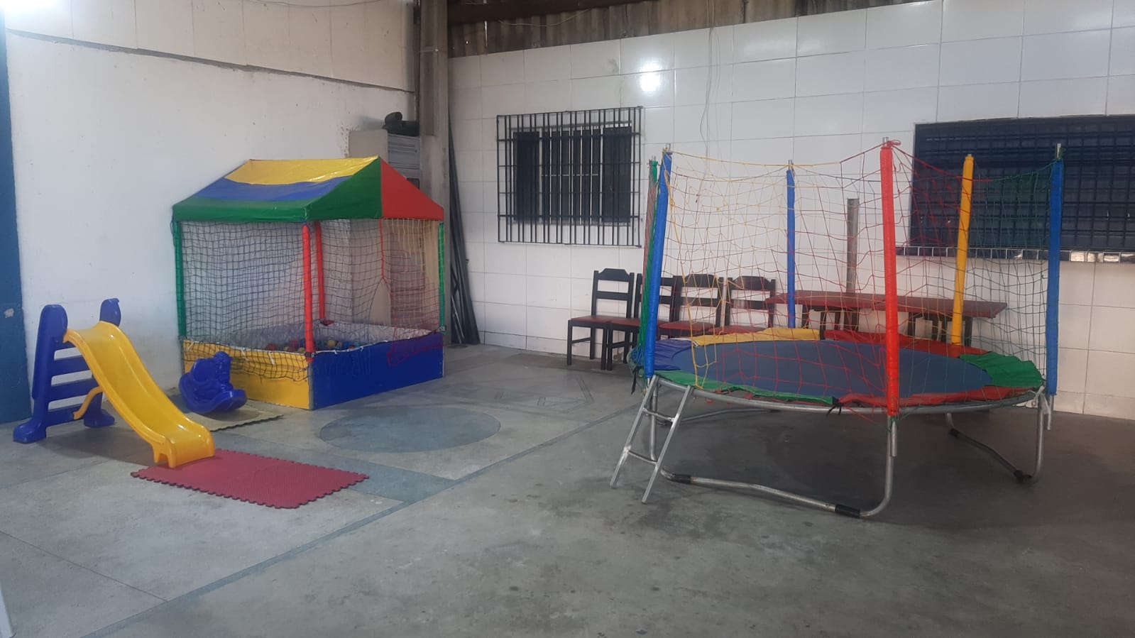 Trabalhamos com locação de brinquedos de festa e barraca de algodão doce e pipoca