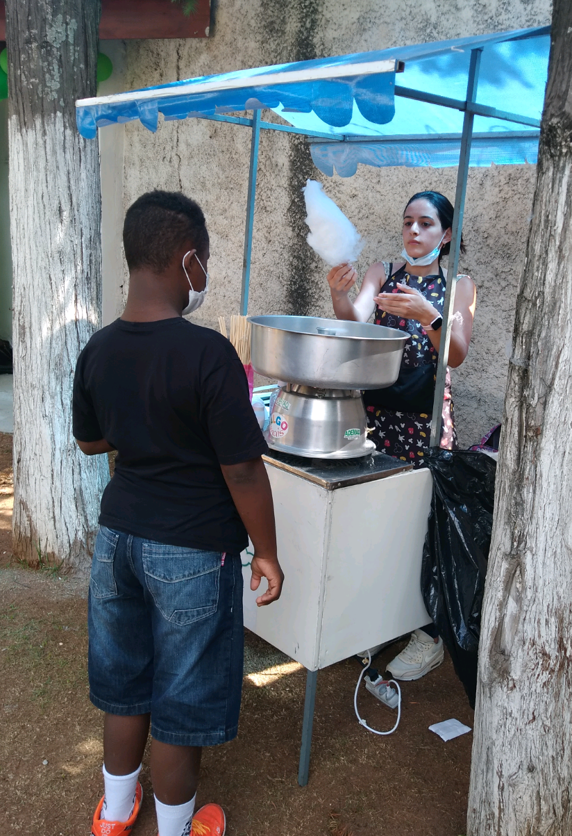 Pintura facial, algodão doce, escultura em balão