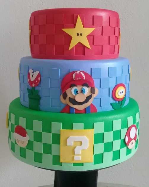 Bolos fakes e bonecos