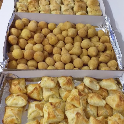 Salgados e bolos pra festa