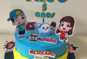 Dona ri bolos e doces